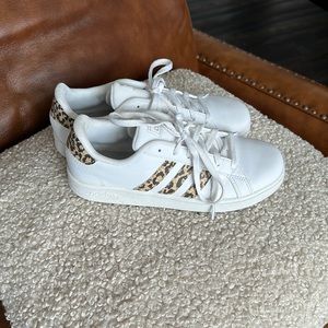 Like new! Adidas sneakers. Size 4!